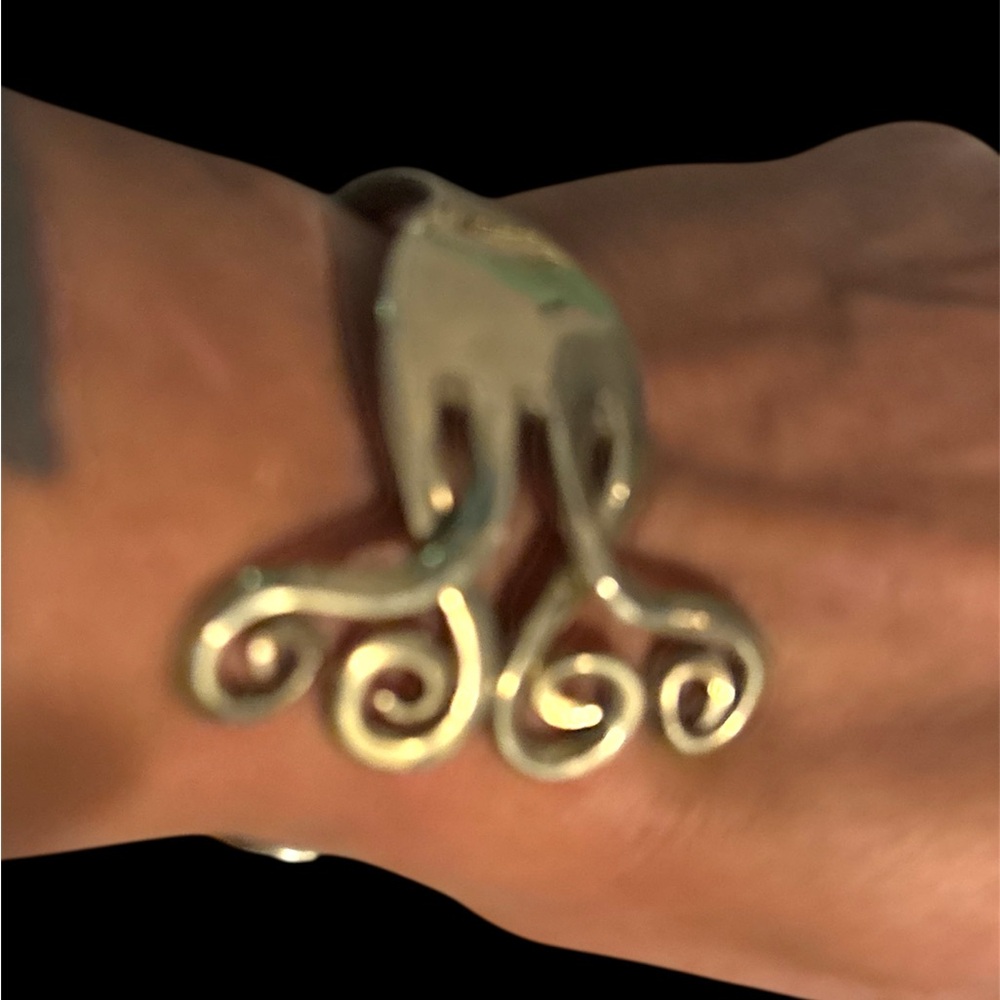Elegant Silver Swirl Design Bangle Bracelet - Picture 4 of 11